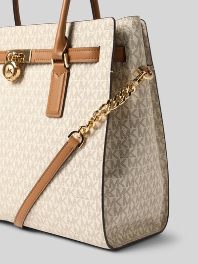 Produktfoto, Satchel Bag mit Tragehenkel Modell 'HAMILTON' von MICHAEL Michael Kors in Beige mit Label-Detail, Schulterriemen, Hauptfach mit Reißverschluss, Breite 37 cm, Länge 32 cm, Tiefe 12 cm, Länge Schulterriemen 46 cm, sichtbare Struktur und goldfarbene Details.