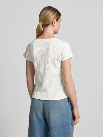 Frauenmodel trägt Damen T-Shirt mit Strukturmuster und Rundhalsausschnitt von Betty Barclay, Material-Mix mit Stretch-Anteil, Regular-Fit, Rückenlänge bei Größe 36: 50 cm, in Weiß mit leichter Oberflächenstruktur, Ganzkörperansicht Rückansicht.