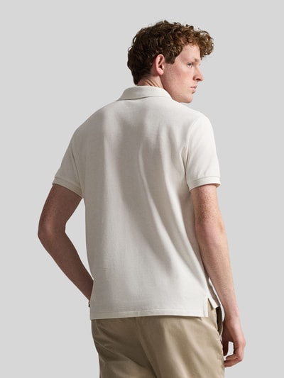Männermodel trägt Regular Fit Poloshirt aus reiner Baumwolle von Polo Ralph Lauren in Uni-Optik, Piquéstruktur, Rückansicht Ganzkörperansicht.