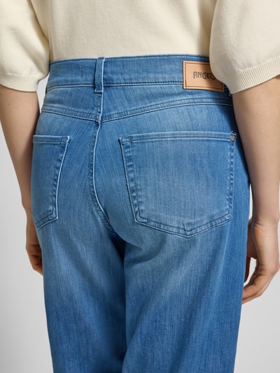 Frauenmodel trägt Jeans mit Eingrifftaschen Modell 'Evy' von Angels aus blauem Baumwoll-Mix, Regular Fit, Ganzkörperansicht Rückansicht.