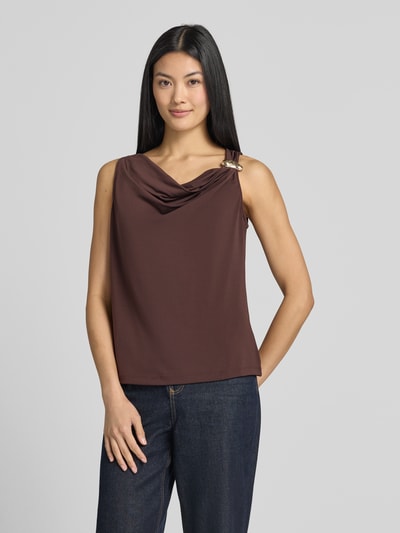 Vrouwenmodel draagt Top met asymmetrisch cascadehals van zero, materiaalmix met stretch, regular fit, siergesp, ruglengte maat 36: 51 cm, donkere bruine tinten, gladde textuur, rechte vormen. Ganzkörperansicht van voren.