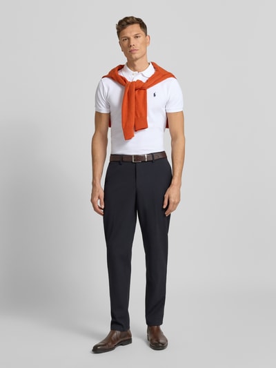 Männermodel trägt Poloshirt mit Label-Stitching von Polo Ralph Lauren, Reine Baumwolle, Slim Fit, Ganzkörperansicht von vorne.