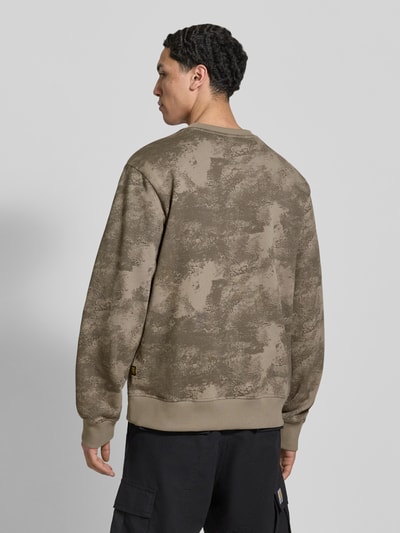 Männermodel trägt Sweatshirt im Allover-Look mit Rundhalsausschnitt von G-Star Raw in Braunstruktur, reine Baumwolle, Rückenansicht.