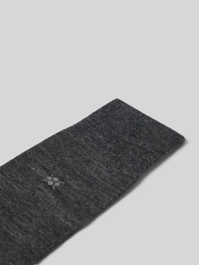 Productfoto, grijsmelange sokken uit scheerwolmix met subtiel gestikt logo en elastische band, Model 'Leeds' van Burlington, Heren sokken