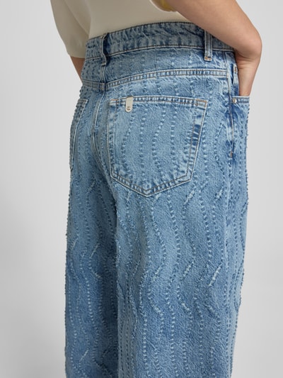 Vrouwenmodel draagt Wide Leg Jeans im Allover-Look model 'FLARE' van Liu Jo White van puur katoen, all-over look, detailopname rugzijde