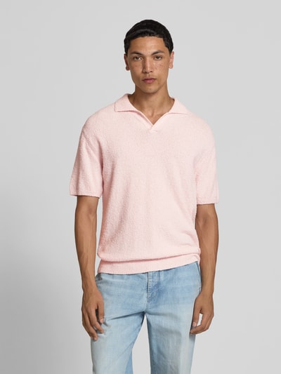 Männermodel trägt Regular Fit Poloshirt in Strick-Optik von Closed, Baumwoll-Mix, Polokragen, kurzärmelig, Pastellrosa, Ganzkörperansicht von vorne.