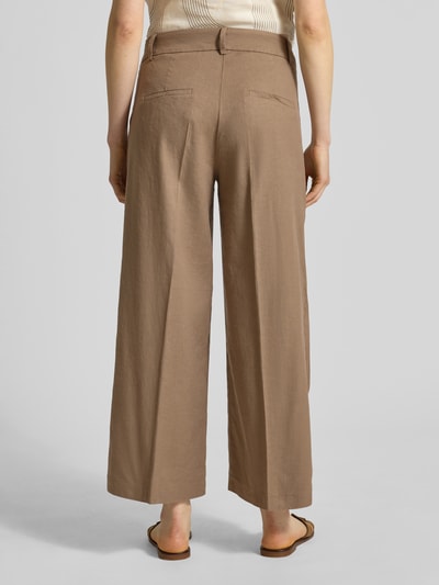Vrouwenmodel draagt Wide Fit broek uit linnenmix model 'ANAIS' van Cambio, effen look, korte lengte, boord met wikkeldetail, steekzakken, mix van linnen, band en ritssluiting, achteraanzicht volledige lichaamsopname.