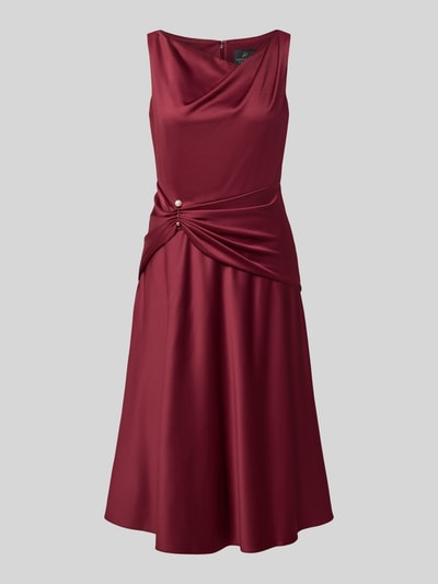 Produktfoto, Cocktailkleid aus Satin mit Raffungen von Adrianna Papell in Weinrot, taillierte Passform, V-Ausschnitt, Midilänge, glatte Textur