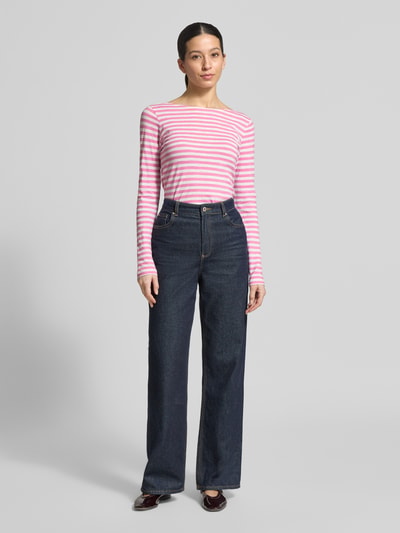 Modelka nosi Regular Fit Langarmshirt aus reiner Baumwolle von Marc O'Polo, różowo-białe paski, krój regular fit, długi rękaw, bawełna, kobiecy top z dekoltem łódkowym, pełny widok z przodu.