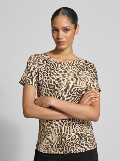 Frauenmodel trägt T-Shirt im Leo-Look mit Rundhalsausschnitt von monari, Viskose-Elasthan-Mix, Regular Fit, beige-braunes Muster, Ganzkörperansicht von vorne.