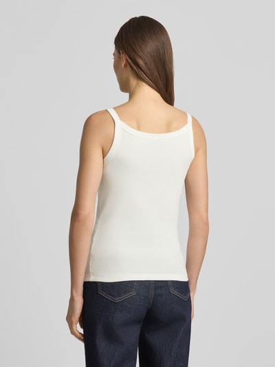 Frauenmodel trägt Trägertop in Ripp-Optik Modell 'Izli' von OPUS, Baumwoll-Elasthan-Mix, Slim-Fit, weiße Farbe, Ganzkörperansicht Rückansicht.