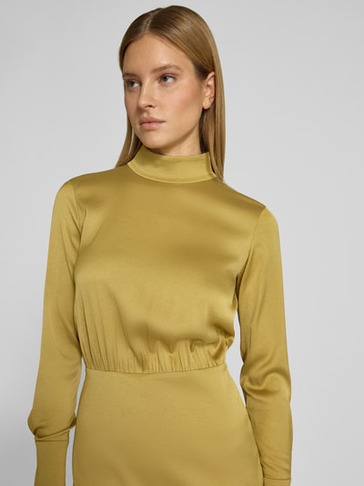 Frauenmodel trägt figurbetontes Damen Minikleid mit Stehkragen Modell 'OVINE' von Drykorn, Material-Mix mit Stretch-Anteil, Nahaufnahme Oberkörper.