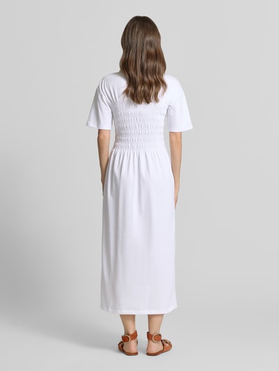 Frauenmodel trägt Midikleid mit Smok-Details von Jake*s Casual aus Reine Baumwolle, taillierter Schnitt, Ganzkörperansicht Rückansicht.