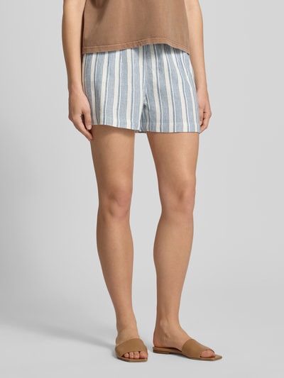 Frauenmodel trägt Relaxed Fit Bermudas aus Viskose-Leinen-Mix Modell 'GOA' von Only, Optik: Unifarben, Passform: Relaxed-Fit, Verschluss: Tunnelzug, seitliche Eingrifftaschen, Materialverarbeitung: Flammgarn, Hellblau-weiße Streifen, leichte Textur, Ganzkörperansicht von vorne.