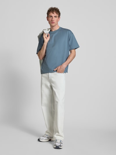 Männermodel trägt Boxy Fit T-Shirt aus reiner Baumwolle von Marc O'Polo Denim in Blau, unifarben, Rundhals, kurzarm, Ganzkörperansicht von vorne