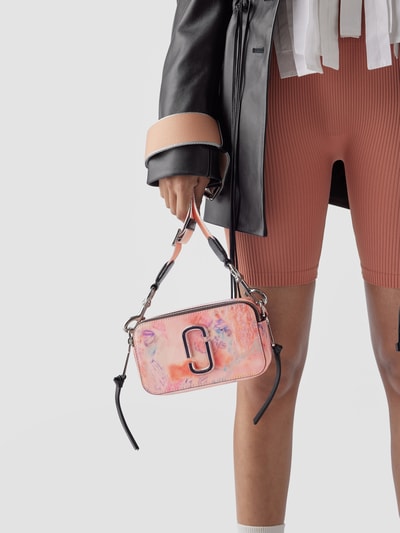 Marc Jacobs Crossbody Bag im Batik-Look Rose 1