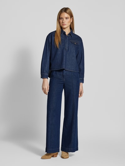 Frauenmodel trägt Wide Leg Jeans mit Lyocell-Anteil von LUISA CERANO in Dunkelblau, Baumwoll-Lyocell-Mix, Ziernähte, Hakenverschluss, Ganzkörperansicht von vorne.