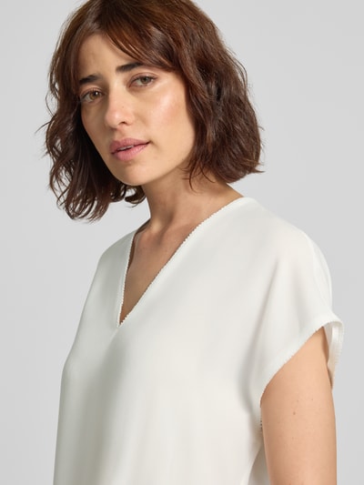 Frauenmodel trägt Regular Fit Bluse mit V-Ausschnitt von windsor., cremefarben mit Spitzenbesatz, Kurzarm, Nahaufnahme Oberkörper.