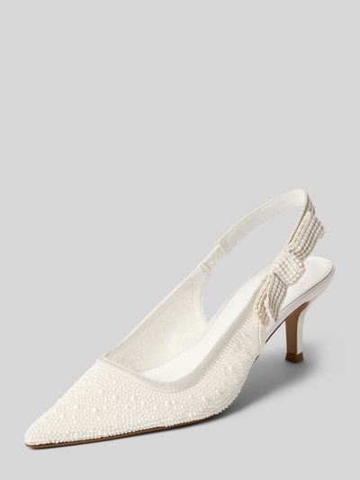 Produktfoto, Brautschuhe im Slingback-Design Modell 'Ensemble' von Steve Madden mit Allover-Perlenbesatz, Zierschleife, Pfennigabsatz, Absatzhöhe 6 cm, spitz zulaufende Form, elastischer Riemen, elegante weiß-creme Farben, glatte und perlenbesetzte Textur