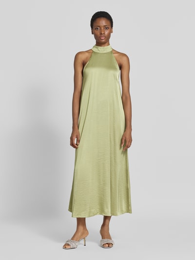 Frauenmodel trägt Maxikleid aus Satin mit Viskose-Anteil Modell 'Zuzeelani' von mbyM in hellem Grün, ärmellos, Stehkragen, Relaxed Fit, Ganzkörperansicht von vorne. Rückenlänge bei Größe S 134 cm, Material-Mix, schimmernde Textur.