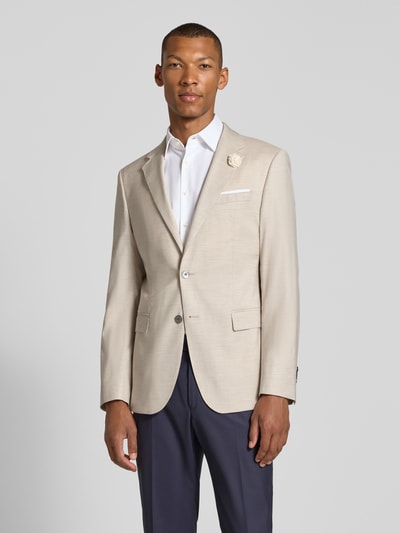 Männermodel trägt Sakko mit Einstecktuch Modell 'Wedding Herby' von JOOP! Collection, beige Töne, florale Applikation, Ganzkörperansicht von vorne.