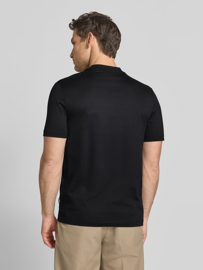 Männermodel trägt Regular Fit T-Shirt aus reiner Baumwolle Modell 'C-THOMPSON 41' von BOSS in Schwarz, Ganzkörperansicht Rückansicht