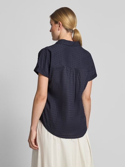 Frauenmodel trägt Regular Fit Bluse im Allover-Look mit V-Ausschnitt von Christian Berg Woman in Dunkelblau, reine Baumwolle, Ganzkörperansicht Rückansicht