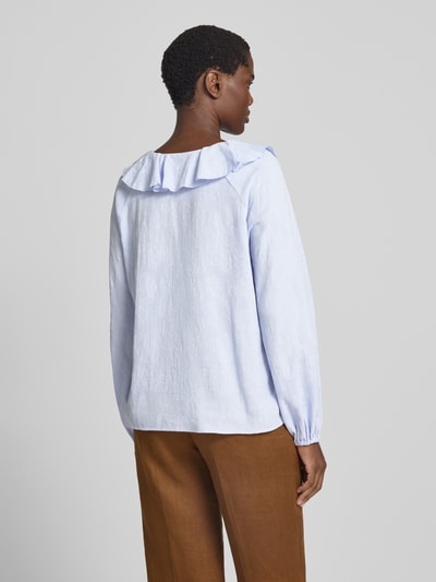 Frauenmodel trägt Regular Fit Bluse mit V-Ausschnitt und Volants von Christian Berg Woman aus reiner Baumwolle, hellblau, fein strukturiert, Ganzkörperansicht Rückansicht.