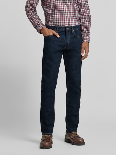 Männermodel trägt Slim Fit Jeans mit Raw Denim Optik von POLO RALPH LAUREN im Dark Wash, klassisches 5-Pocket-Design, Ganzkörperansicht von vorne.