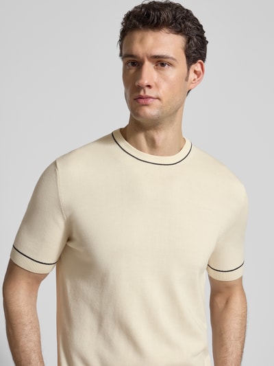 Männermodel trägt Strickshirt mit Rundhalsausschnitt von Gant in Beige mit gerippten Abschlüssen, Baumwoll-Modal-Mix, Nahaufnahme Oberkörper.