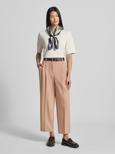 Frauenmodel trägt Straight Fit Hose mit Viskose-Anteil in verkürzter Passform von Luisa Cerano in Beige, Bundfalten, elastischer Material-Mix, Ganzkörperansicht von vorne.