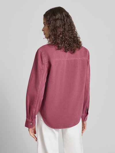 Männermodel trägt Regular Fit Jeansbluse aus reiner Baumwolle Modell 'SILLA' von Only, unifarben, Denim-Textur, Rückenpasse, Ganzkörperansicht Rückansicht