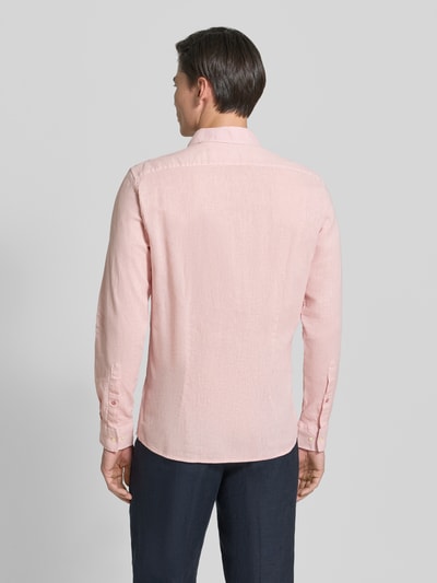 Männermodel trägt CINQUE Slim Fit Freizeithemd aus Leinen-Mix Modell 'Steven' in Rosa, Langärmelig, Rückenansicht Ganzkörperansicht. Rückenlänge bei Größe M: 68 cm, Schulterbreite bei Größe M: 42 cm, Ärmellänge bei Größe M: 65 cm, Kentkragen, durchgehende Knopfleiste, Leinen-Mix mit Baumwoll-Anteil.