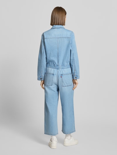 Vrouwenmodel draagt Regular Fit Jumpsuit in Denim-Optik model 'Iconic' van Levi's®, lichtblauw, lange mouwen, rugaanzicht, Ganzkörperansicht.