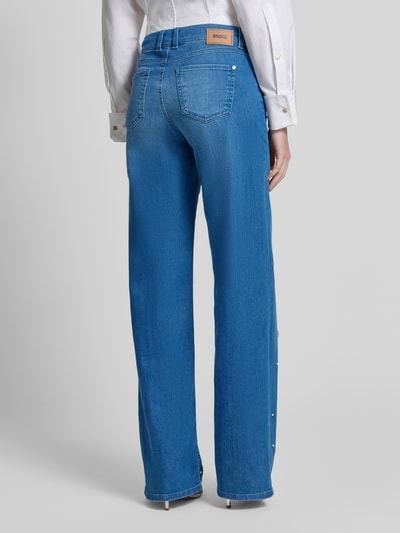 Frauenmodel trägt Wide Fit Jeans mit Perlen- und Strasssteinbesatz von Angels, blauer Baumwoll-Mix, 5-Pocket, Ganzkörperansicht Rückansicht.