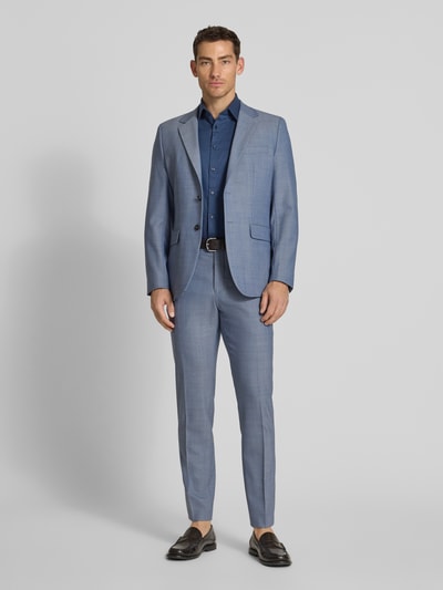 Männermodel trägt Slim Fit Business-Hemd aus Baumwolle mit Kentkragen von Jake*s in Dunkelblau, glatte Textur, Ganzkörperansicht von vorne. Reine Baumwolle, Knopfleiste, schmal geschnitten, Rückenlänge 78 cm, Schulterbreite 47 cm, Ärmellänge 24 cm.