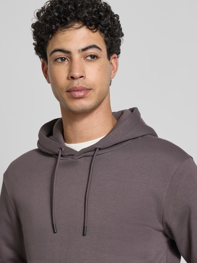 Männermodel trägt Regular Fit Hoodie aus Baumwoll-Mix Modell 'CERES' von Only & Sons in Uni-Braun, Nahaufnahme Oberkörper.