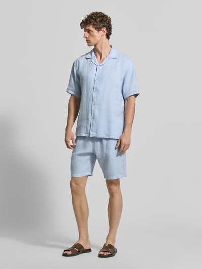 Männermodel trägt Regular Fit Leinenhemd mit Reverskragen von MCNEAL in Hellblau, Knopfleiste, Kurzärmelig, Ganzkörperansicht von vorne. Herren Hemden, Reines Leinen, Rückenlänge 71 cm, Schulterbreite 50 cm, Ärmellänge 30 cm.
