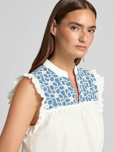 Kobiece model prezentuje Blusentop mit Stitchings und V-Ausschnitt od More & More, bawełna, krój regular fit, koronka, niebiesko-białe kolory, hafty, długość tyłu w rozmiarze 36: 56 cm, zbliżenie górnej części ciała
