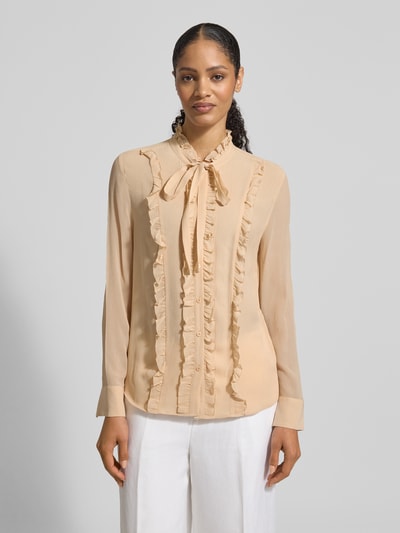 Frauenmodel trägt Regular Fit Bluse aus Seide mit Rüschen von HERZENS, cremefarben, mit Schluppe und Knopfleiste, Ganzkörperansicht von vorne.