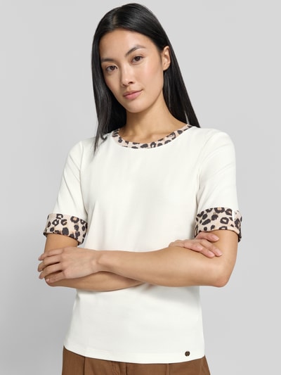 Frauenmodel trägt Regular Fit T-Shirt mit Animal-Print von Marc Cain, elastischer Baumwoll-Mix, Halbarm, Rundhalsausschnitt, Nahaufnahme Oberkörper.