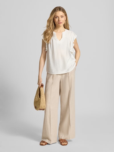 Frauenmodel trägt Bluse aus Viskose-Mix mit Rüschen Modell 'HETTA' von ICHI in Weiß mit Serafino-Ausschnitt, Gerader-Schnitt, Ganzkörperansicht von vorne. Damen Bluse, Rückenlänge 55 cm, Ärmellänge 10 cm, sanfte Struktur und lockere Passform.