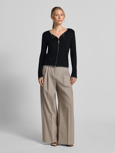 Modelka nosi czarny kardigan Slim Fit z mieszanki wiskozy Model 'MAGLIA APERTA' od Liu Jo White, z listwą guzikową, długość tyłu 53 cm, długość rękawów 61 cm, widok całej sylwetki z przodu.
