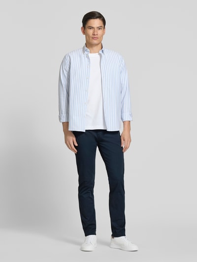 Männermodel trägt Regular Fit Hose mit Eingrifftaschen Modell 'Lyon' von Pierre Cardin in Dunkelblau, Baumwoll-Elasthan-Mix, Ganzkörperansicht von vorne.