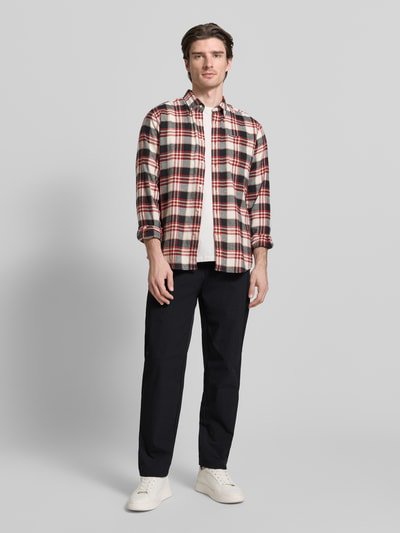 Männermodel trägt Straight Leg Chino mit Kordelzug Model 'CHINO' von BOSS Oranje, Look: effen, pasvorm: straight, boord met tunnelkoord, labelpatch, labelstitching, knoop- en ritssluiting, achterzakken, zijritszak. Ganzkörperansicht von vorne.