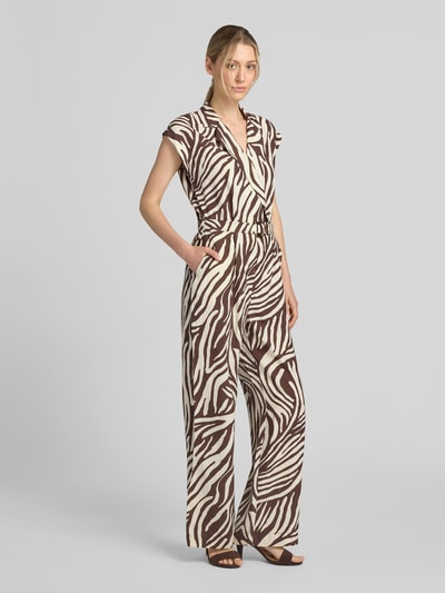 Frauenmodel trägt Regular Fit Jumpsuit aus Lyocell-Mix von s.Oliver BLACK LABEL mit braun-beigem Zebra-Muster, Ganzkörperansicht von vorne.