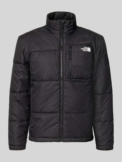 Produktfoto, czarna kurtka z efektem pikowania, Model 'NUKETO' od The North Face, krój regular fit, stójka, nadruk z logo, napoleońska kieszeń, długość tyłu w rozmiarze M: 69 cm, szerokość ramion w rozmiarze M: 46 cm, szerokość klatki piersiowej w rozmiarze M: 55 cm, długość rękawów w rozmiarze M: 64 cm