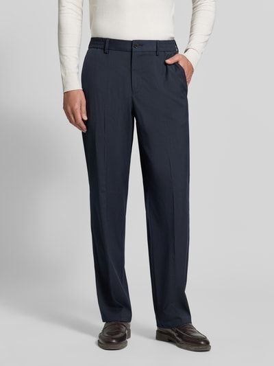 Männermodel trägt Wide Leg Anzughose mit Viskose-Anteil von s.Oliver BLACK LABEL im Straight Fit Denim-Look, Nahaufnahme Oberkörper.
