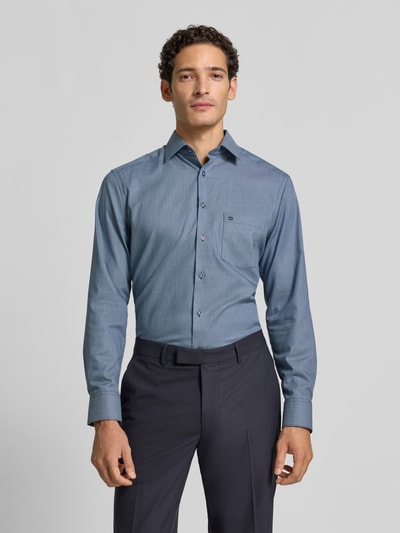 Männermodel trägt Modern Fit Businesshemd aus reiner Baumwolle von OLYMP in Blau mit feiner Textur, Ganzkörperansicht von vorne, Herren Businesshemd von OLYMP.