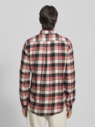 Męski model nosi Slim Fit Freizeithemd aus reiner Baumwolle od Barbour w kratę, długi rękaw, widok całej sylwetki od tyłu.